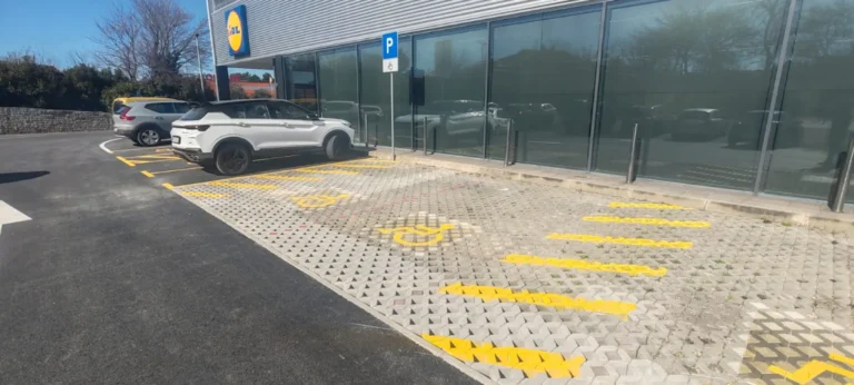 Parkirna mjesta za osobe s invaliditetom označena žutom bojom i specifičnim simbolom