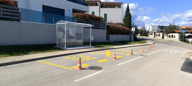 Pogled na završeno autobusno stajalište sa žutom horizontalnom signalizacijom na cesti