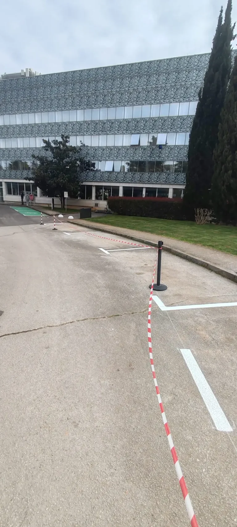 Označena parkirna mjesta zaštićena privremenom signalizacijom i čunjevima tijekom radova