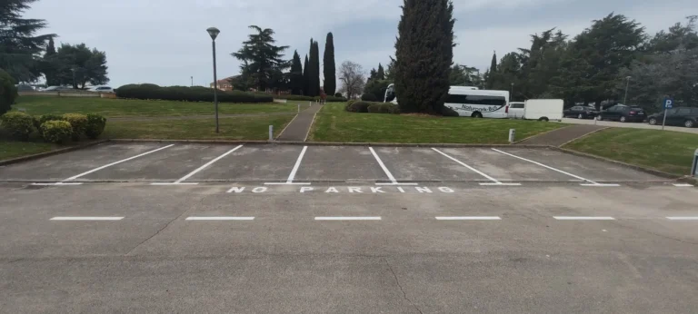 Linije za parkiranje na prostranom hotelskom parkiralištu