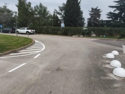 Horizontalna signalizacija i pješački prijelaz s ugrađenim betonskim polukuglama