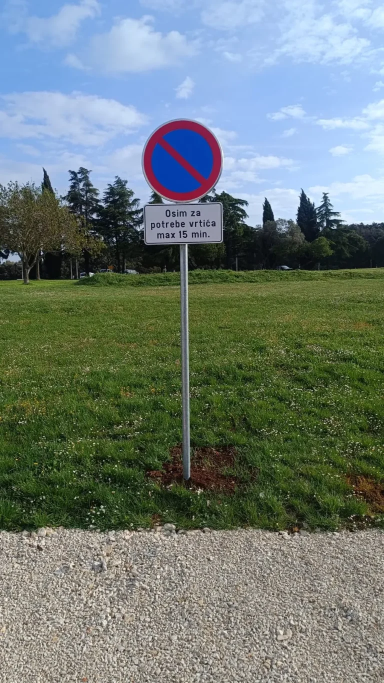 Prometni znak zabrane parkiranja s dopunskom pločom za potrebe vrtića.