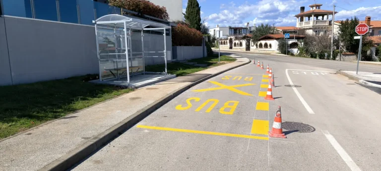 Žute oznake za autobusno stajalište iscrtane na kolniku pored nove nadstrešnice
