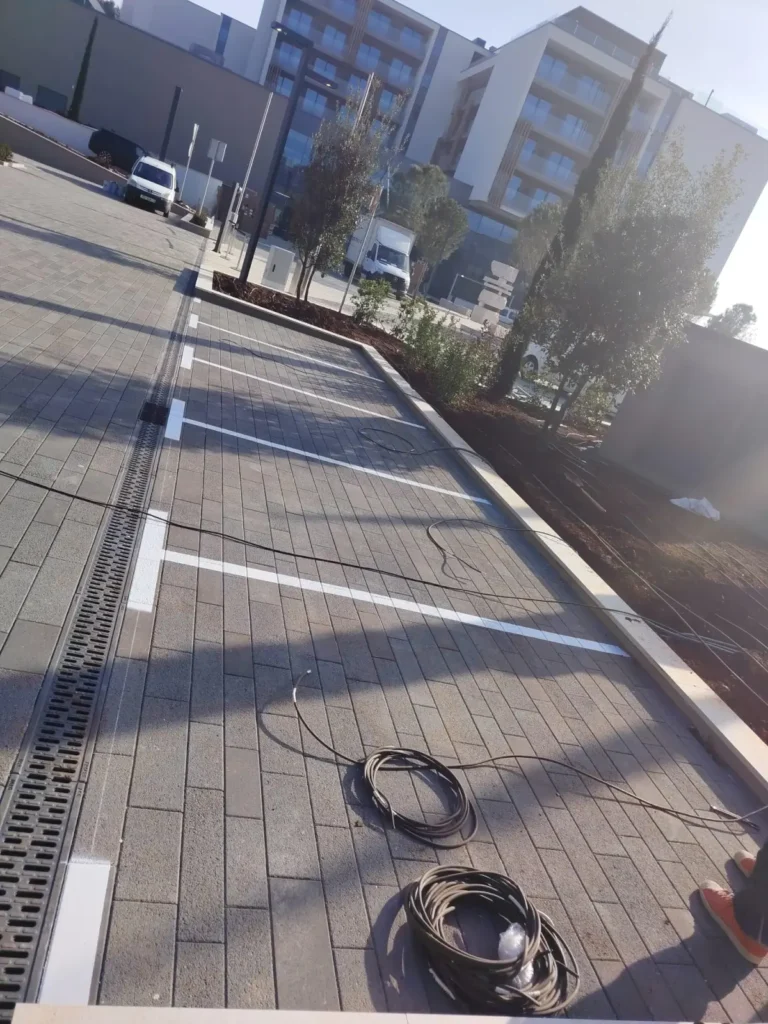 Pripremni radovi i razvlačenje kablova na parkiralištu prije početka označavanja linija.