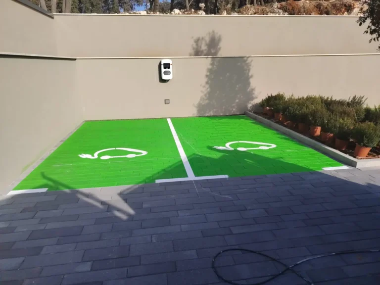 Završena horizontalna signalizacija zelenom bojom za dva EV parkirna mjesta u sklopu hotela.