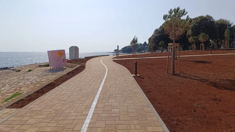 Iscrtana staza uz obalu mora namijenjena pješacima i biciklistima