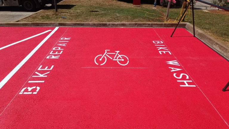 Krupni kadar bijelog natpisa BIKE WASH i simbola bicikla na crvenoj podlozi