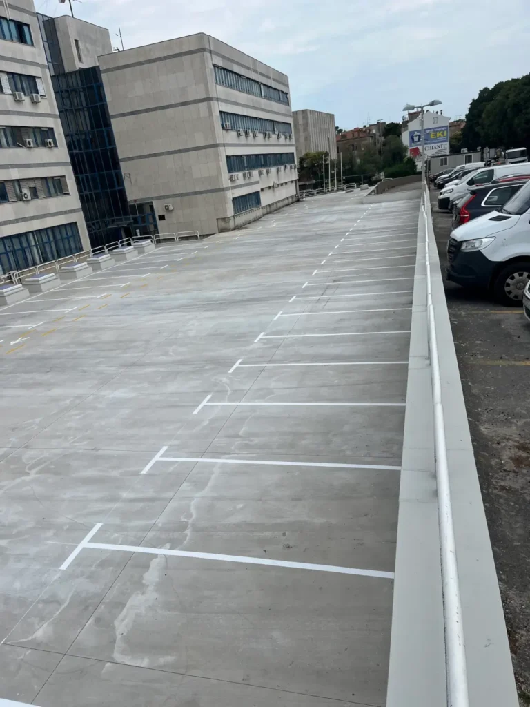 Novoobnovljena bijela horizontalna signalizacija na parkiralištu ispred zgrade MUP-a u Puli