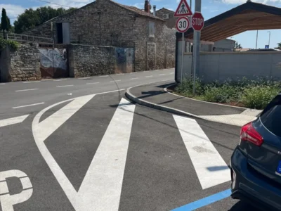 Svježe iscrtan pješački prijelaz i postavljeni prometni znakovi za ograničenje brzine i obavezno zaustavljanje.