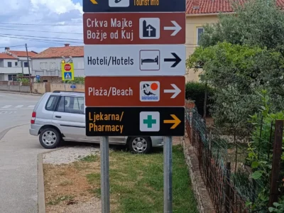 Informativna i turistička signalizacija s putokazima za ambulantu, poštu, hotele i ljekarnu