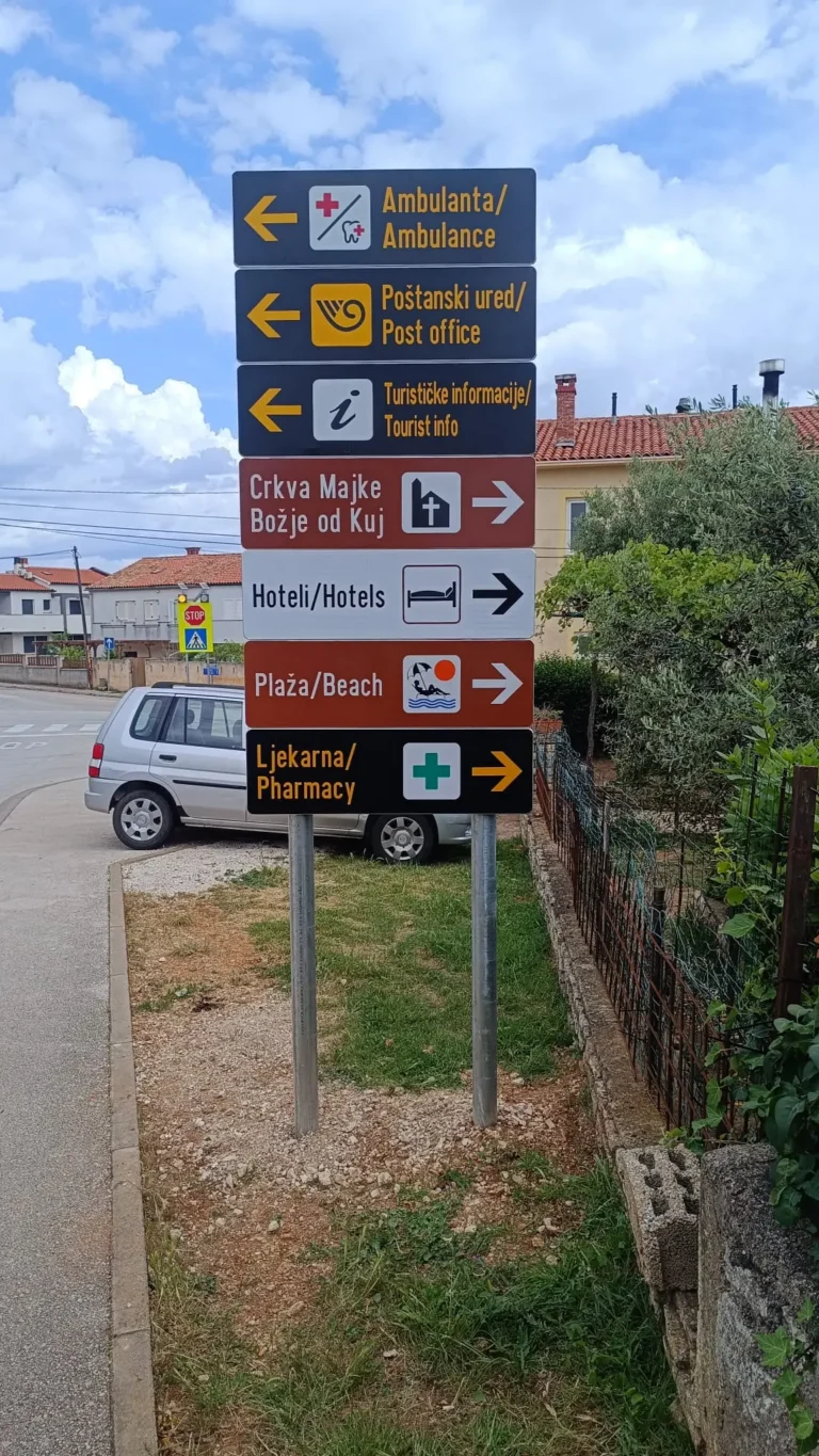 Informativna i turistička signalizacija s putokazima za ambulantu, poštu, hotele i ljekarnu