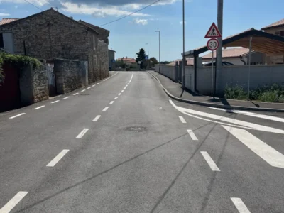 Nova horizontalna signalizacija sa središnjim isprekidanim linijama na obnovljenoj prometnici.