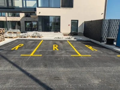 Detalj iscrtanih žutih linija i oznaka na parkiralištu kulturno-sportskog centra