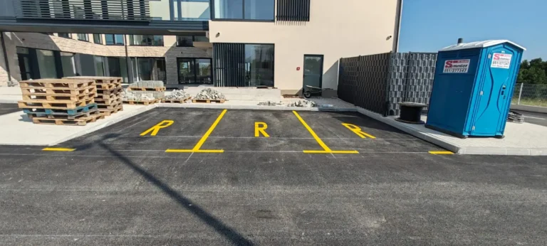 Detalj iscrtanih žutih linija i oznaka na parkiralištu kulturno-sportskog centra
