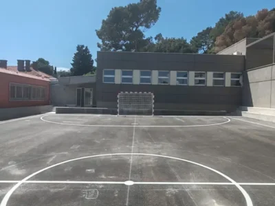 Novo iscrtane bijele linije rukometnog terena na asfaltu OŠ Šijana Pula