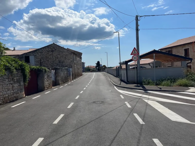 Prometni znakovi koji označavaju školsku zonu i ograničenje brzine na 30 kilometara na sat.
