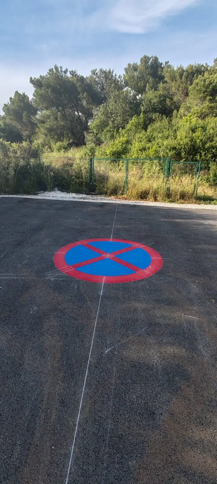 Detaljan prikaz iscrtane oznake zabrane parkiranja na asfaltu