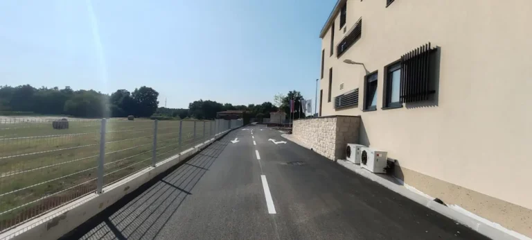 Oznaka STOP i bijela strelica za skretanje iscrtane na pristupnoj prometnici