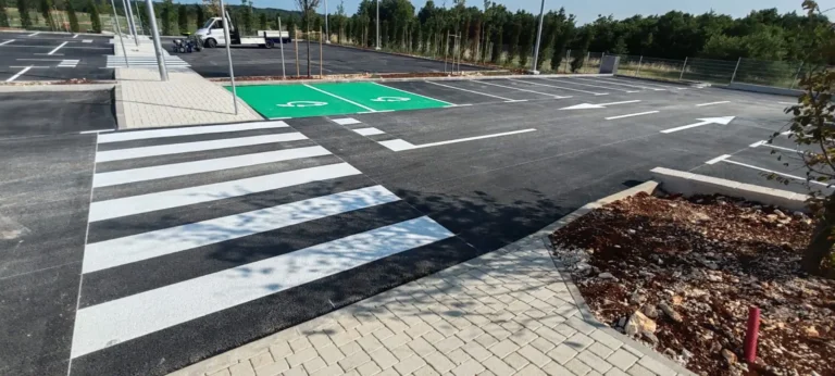 Svježe obojan pješački prijelaz i zelena parkirna mjesta za posebne namjene na asfaltu