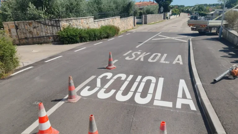 Priprema terena i postavljanje šablona za izradu natpisa škola na prometnici u Vodnjanu.