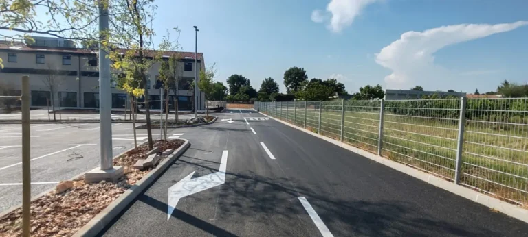 Dugačka pristupna cesta s iscrtanim središnjim linijama i oznakama za smjer vožnje