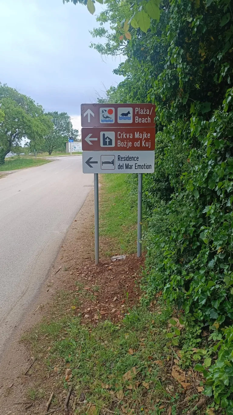 Turistička signalizacija u Ližnjanu s putokazima za plažu, crkvu i smještajne objekte