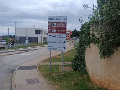 Niz turističkih putokaza za Otok Levan, plaže i hotele postavljeni uz modernu prometnicu