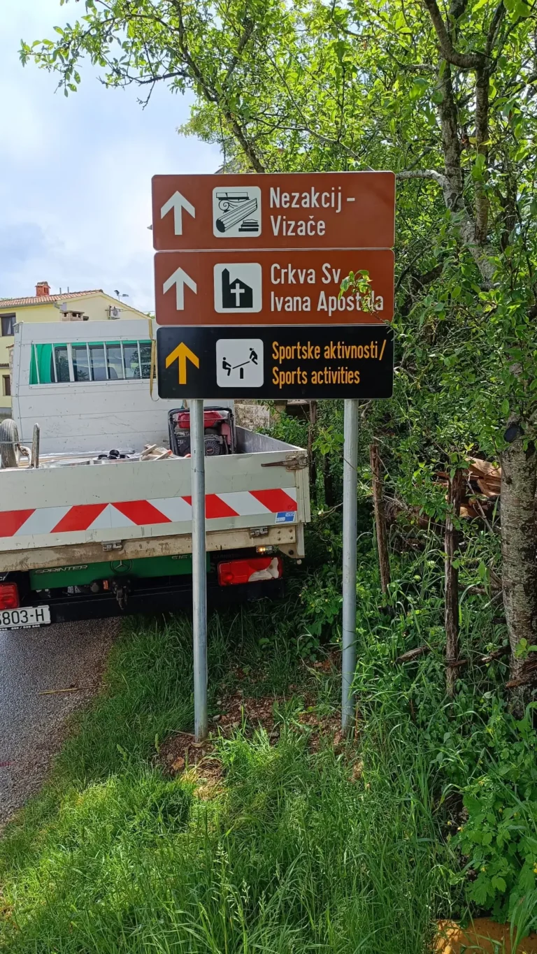 Ugradnja turističke signalizacije za arheološki lokalitet Nezakcij i sportske aktivnosti uz radno vozilo tvrtke LIČILAC d.o.o.