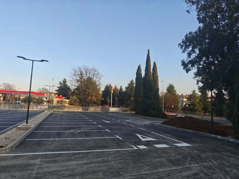 Svježe iscrtana parkirališna mjesta na velikom parkingu hotela