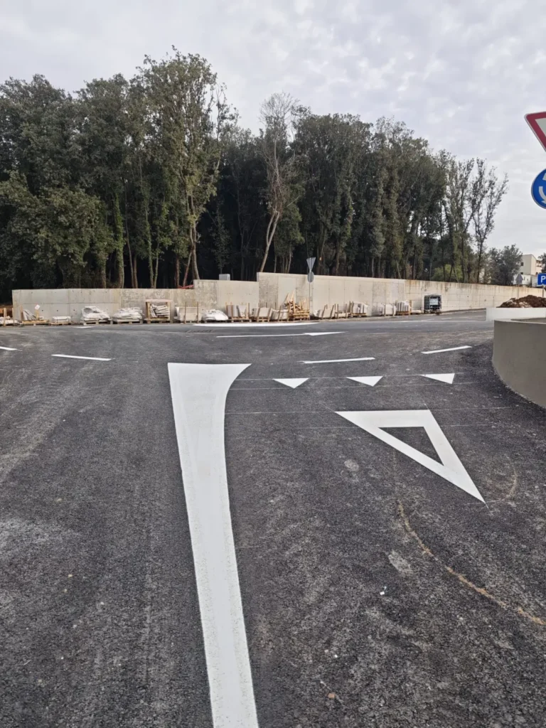 Horizontalna signalizacija na raskrižju unutar hotelskog kompleksa