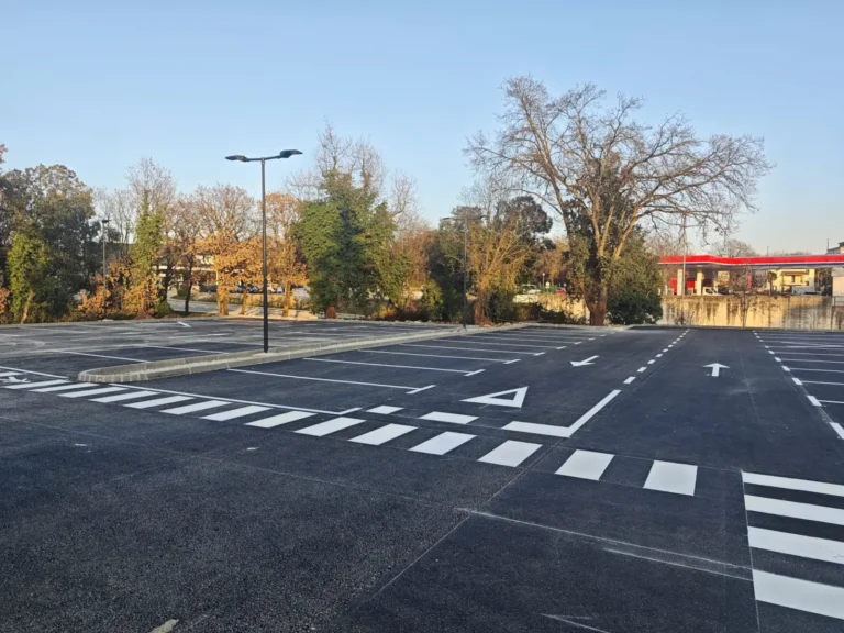 Obilježene pješačke staze i strelice na parkirališnom prostoru