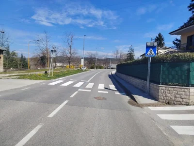 Obilježen pješački prijelaz i prometni znak sa solarnim treptačima