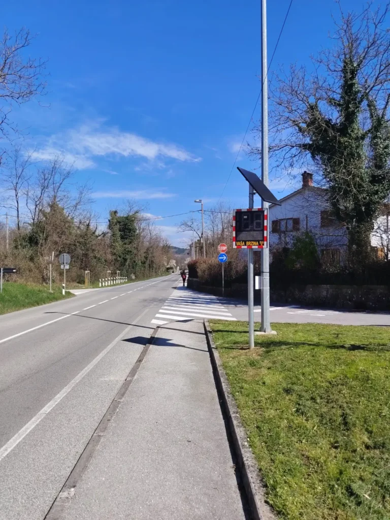 Solarni radarski pokazivač brzine postavljen uz prometnicu u Pazinu