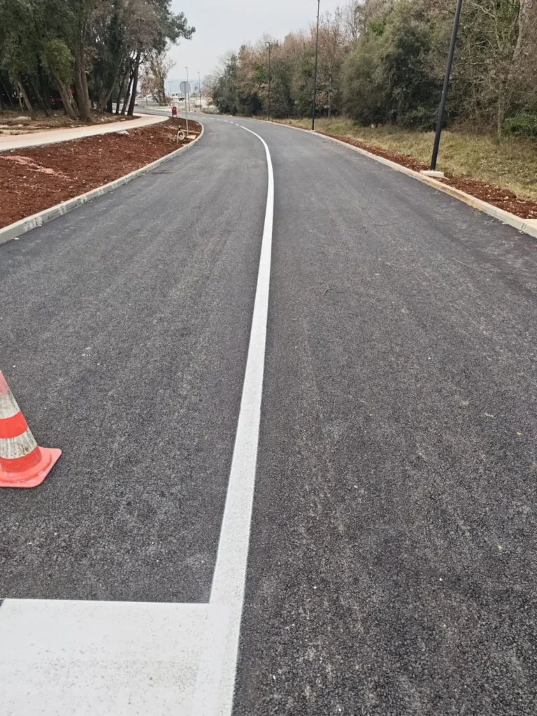 Precizno izvučena središnja puna linija na prilaznoj cesti kompleksu