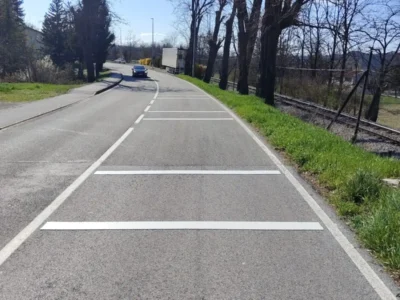 Vibracijske trake od hladne plastike za smirivanje prometa na cesti u Pazinu